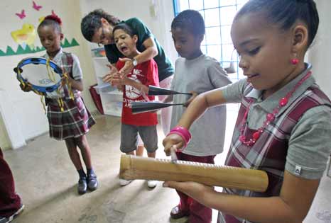 Inician la clase tocando pandeiros, berimbau, reco reco y agogo, instrumentos utilizados en la capoeira. (Primera Hora / David Villafañe)