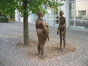 La escultura Bronskvinnorna (Las mujeres de bronce) es una obra de Marianne Lindberg De Geer. Muestra una con anorexia y otra con obesidad. Es una manifestación en contra de la obsesión de la sociedad moderna con la forma en que nos vemos
